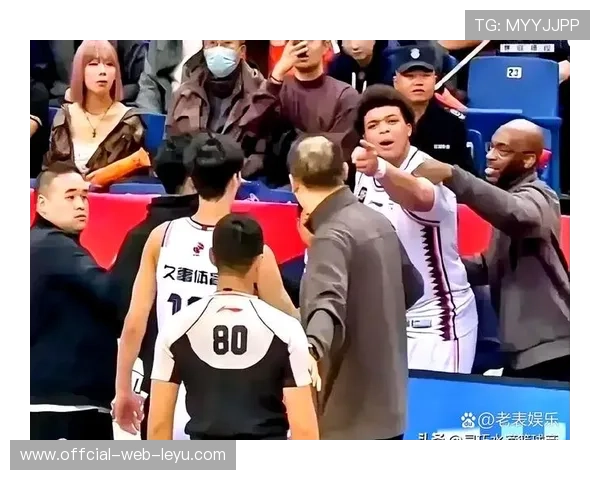 篮球场上出现双方同时犯规，裁判会如何判罚和处理？